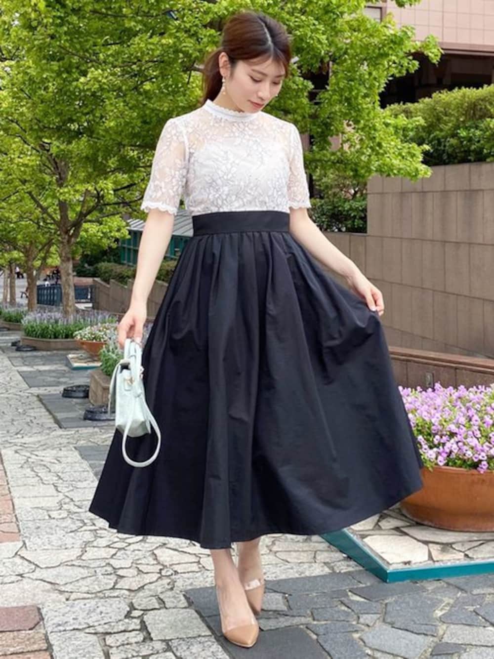 「ワンピース、フレアスカート、レース、きれいめコーディネート、フォーマル、結婚式、ドレス、MERCURYDUO(MERCURYDUO)」｜「MERCURYDUOのレースドッキングギャザーフレアドレス（ドレス、ブラック系）」を使った、尼子ゆいさん（レディース・158cm）の夏コーディネートの1枚目の写真