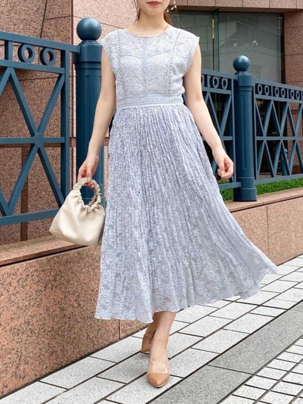 「結婚式、キレイめ、ドレス、大人コーデ、ロングワンピース、結婚式二次会スタイル、レースワンピース、MERCURYDUO(MERCURYDUO)」｜「MERCURYDUOのレースワッシャープリーツドレス（ドレス、グレー系）」を使った、尼子ゆいさん（レディース・158cm）の夏コーディネートの1枚目の写真