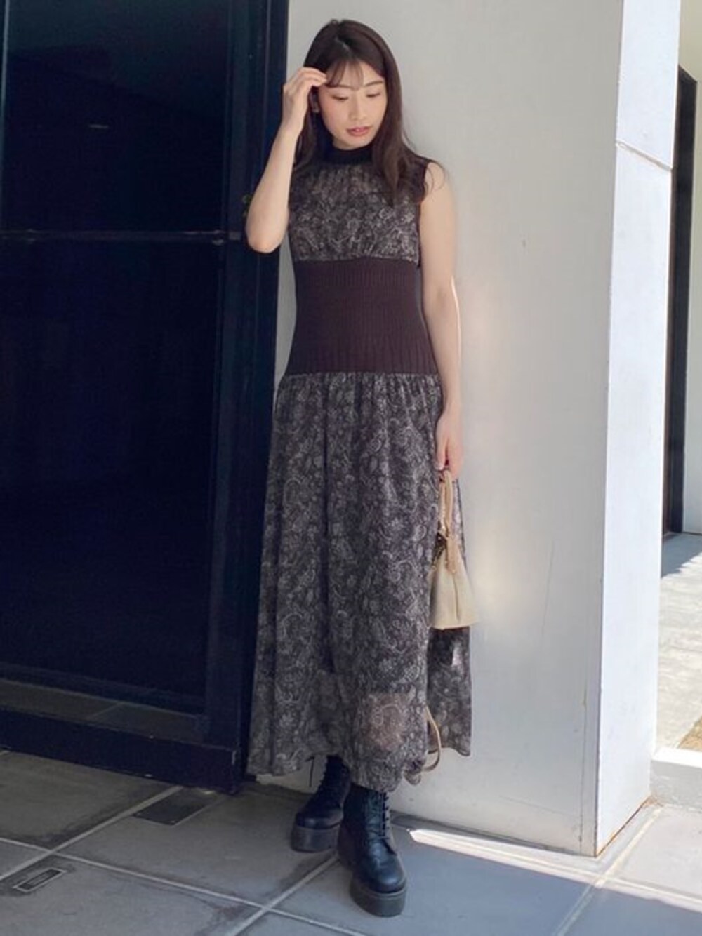 「ワンピース、花柄、ヴィンテージ、デート、ウエストマーク、デートスタイル（WOMEN）、花柄ワンピース、MERCURYDUO(MERCURYDUO)、マーキュリーデュオ(MERCURYDUO)」｜「MERCURYDUOのペイズリー柄リブ切替ロングワンピース（ワンピース、ブラウン系）」を使った、尼子ゆいさん（レディース・158cm）の夏コーディネートの1枚目の写真