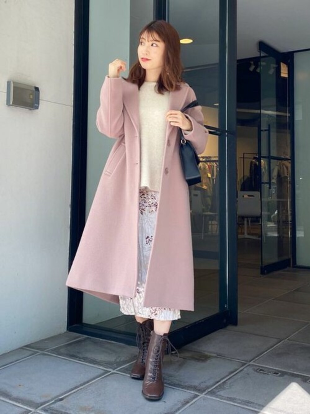 「コート、チェスターコート、大人カジュアル、ガーリー、大人コーデ、フェミニン、カジュアルコーデ、MERCURYDUO(MERCURYDUO)、マーキュリーデュオ(MERCURYDUO)、大人ガーリー」｜「MERCURYDUOのラクーンクルーネックニット（ニット/セーター、ホワイト系）」を使った、尼子ゆいさん（レディース・158cm）の秋コーディネートの1枚目の写真