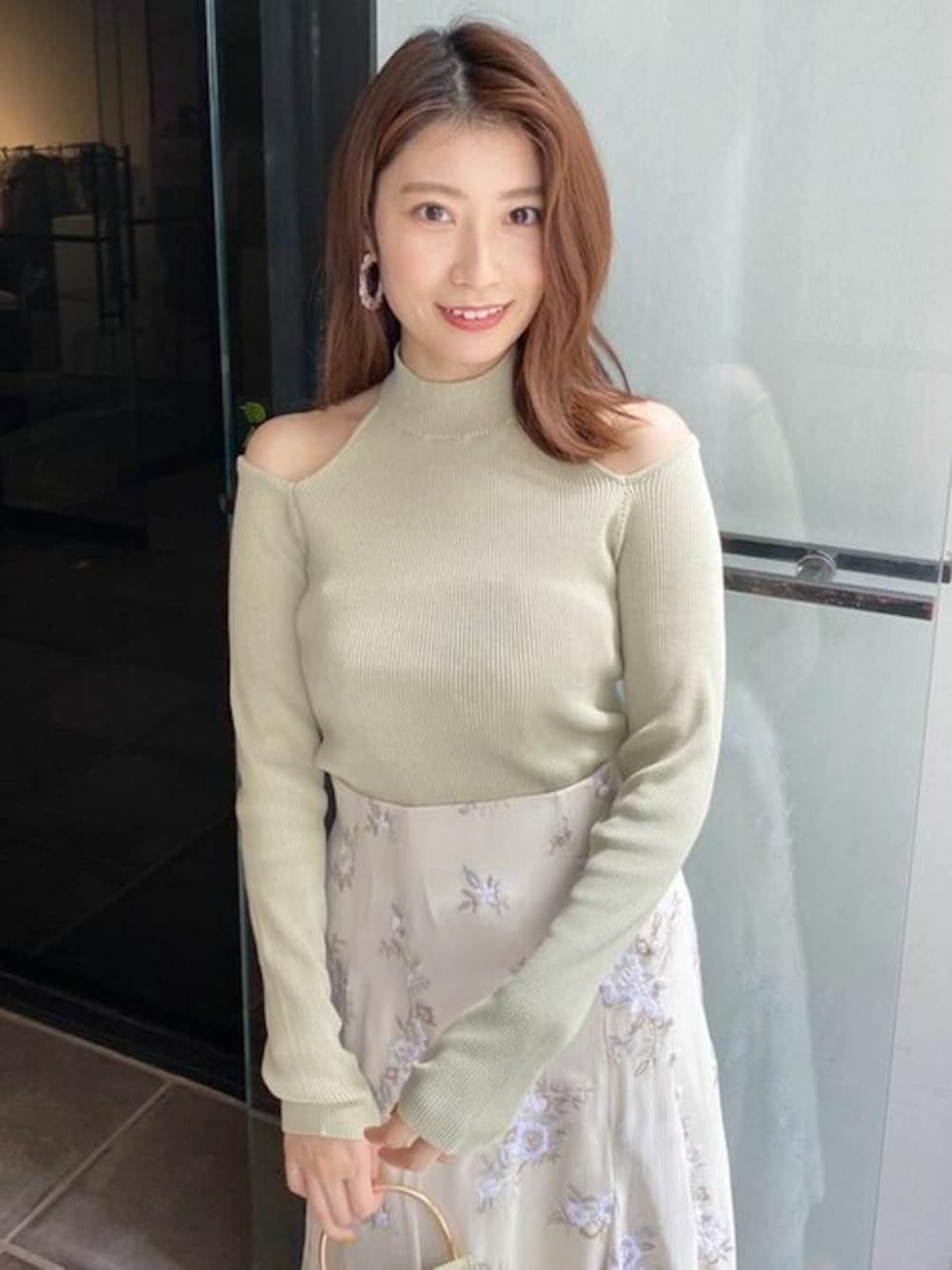 「デート、ガーリー、大人コーデ、フェミニン、MERCURYDUO(MERCURYDUO)、マーキュリーデュオ(MERCURYDUO)、大人ガーリー、秋コーデ」｜「MERCURYDUOのラグランスリットデザインリブニット（ニット/セーター、グリーン系）」を使った、尼子ゆいさん（レディース・158cm）の秋コーディネートの1枚目の写真