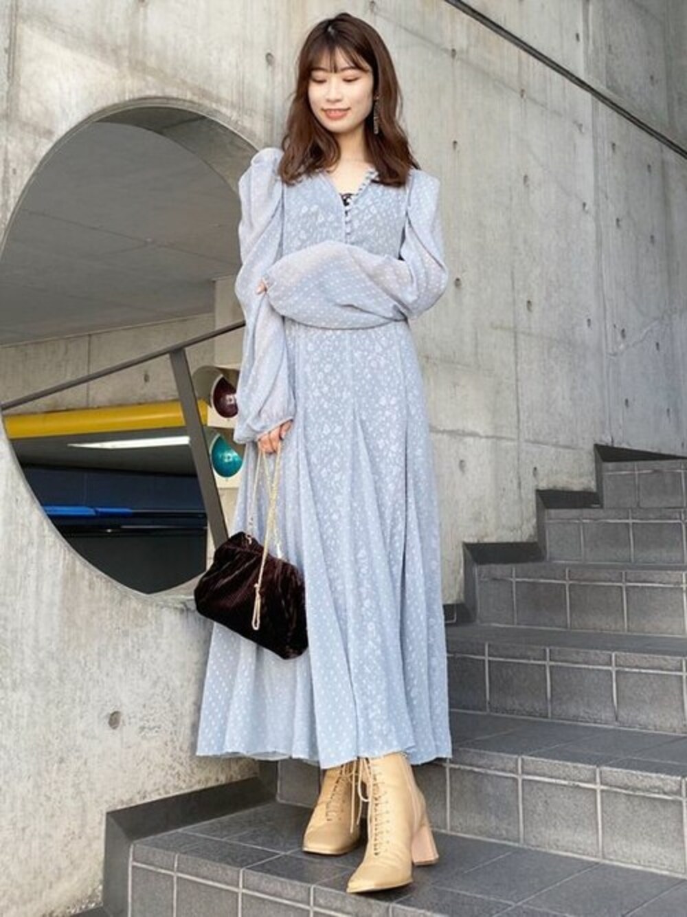 「大人カジュアル、カジュアルコーデ、MERCURYDUO(MERCURYDUO)、マーキュリーデュオ(MERCURYDUO)、キャミワンピ」｜「MERCURYDUOのフラワーレイヤードワンピース【キャミワンピース/長袖】（ワンピース、グリーン系）」を使った、尼子ゆいさん（レディース・158cm）の冬コーディネートの1枚目の写真
