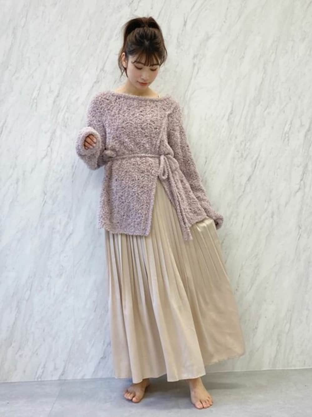 「ルームウェア、大人カジュアル、部屋着、MERCURYDUO(MERCURYDUO)、マーキュリーデュオ(MERCURYDUO)」｜「MERCURYDUOのサテンプリーツキャミワンピース（ワンピース、ベージュ系）」を使った、尼子ゆいさん（レディース・158cm）の冬コーディネートの1枚目の写真