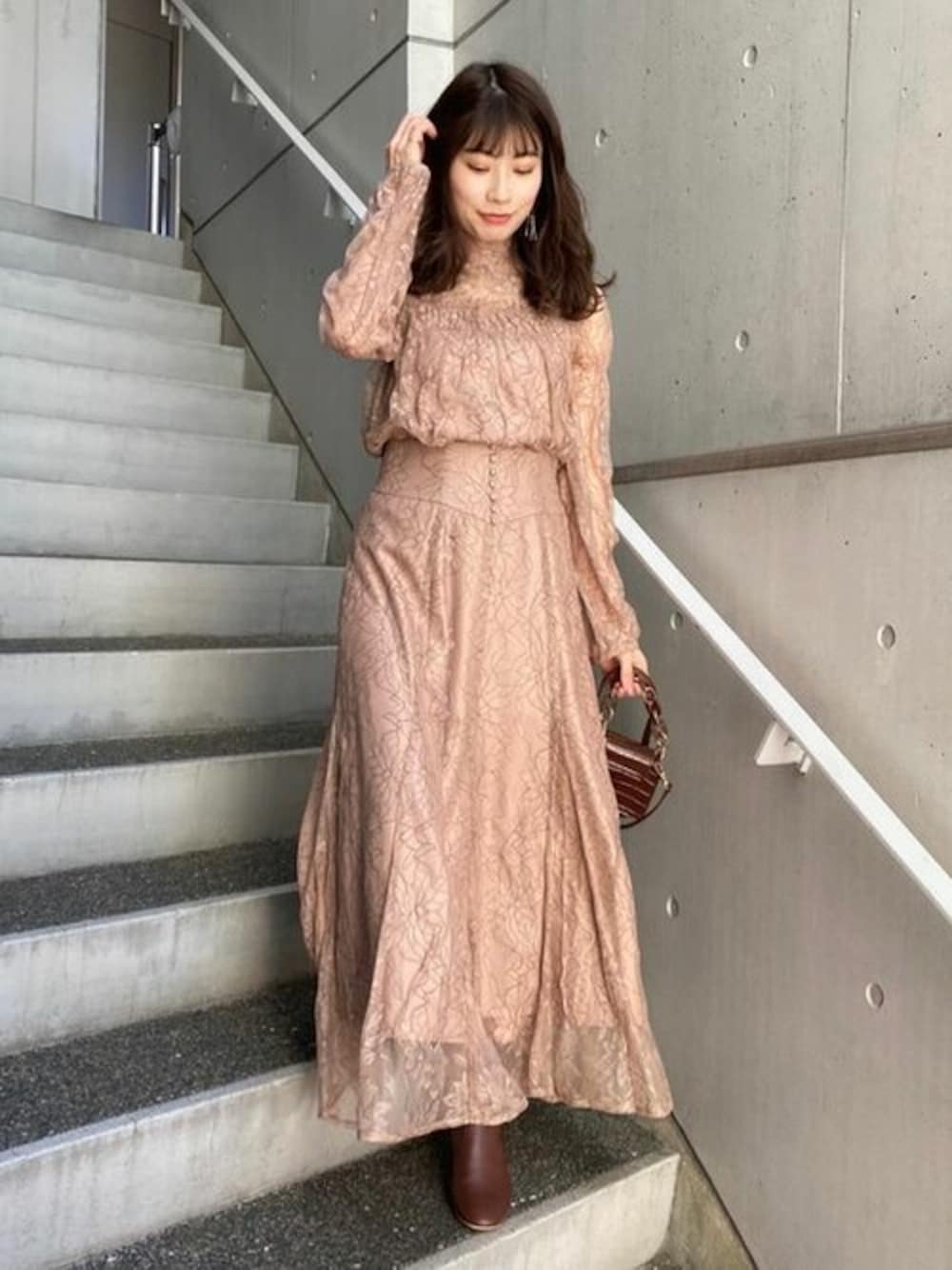 「大人カジュアル、MERCURYDUO(MERCURYDUO)、マーキュリーデュオ(MERCURYDUO)」｜「MERCURYDUOのキャミ付コードレースバックリボンシャーリングブラウス【セットアップ対応】（シャツ/ブラウス、ブラウン系）」を使った、尼子ゆいさん（レディース・158cm）の冬コーディネートの1枚目の写真