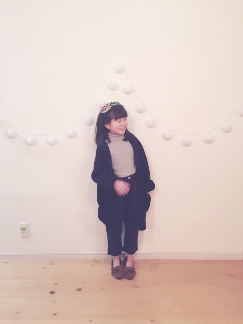 「ヘアバンド、ロングカーディガン、キッズファッション、おんなのこ、シンプルコーデ、黒カーディガン、おかっぱ」｜「niko and...のDAILYポリ畔Vカーディガン【niko and ...】（カーディガン/ボレロ、ブラック系）」を使った、mini...yさん（キッズ・120cm）の冬コーディネートの1枚目の写真