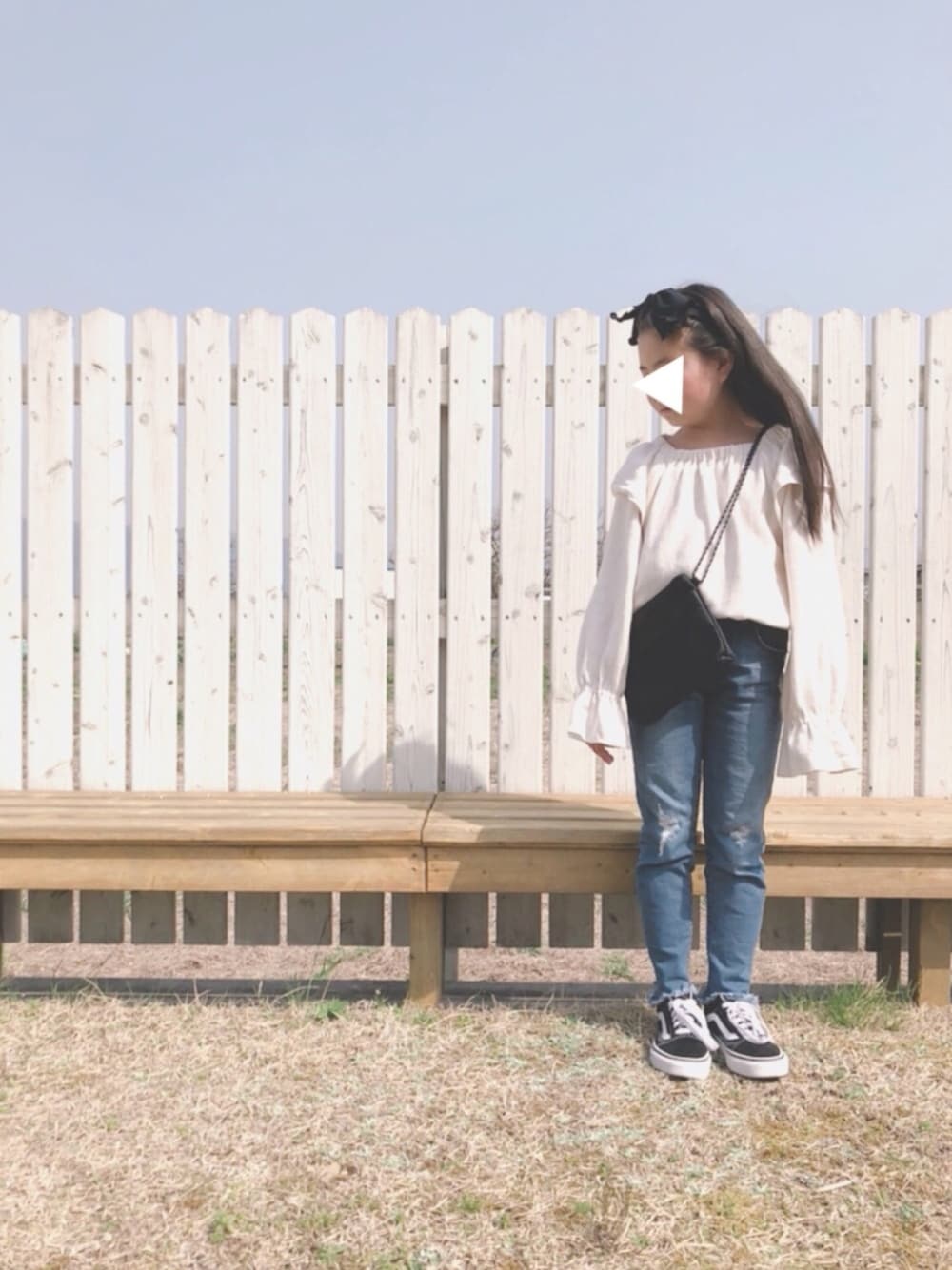 「キッズコーデ、シンプルコーデ、女の子、デニム、サコッシュ、VANS」｜「green label relaxingの【ジュニア】スクエアネックフリルプルオーバー ◆（Tシャツ/カットソー、ホワイト系）」を使った、mini...yさん（キッズ・128cm）の春コーディネートの1枚目の写真