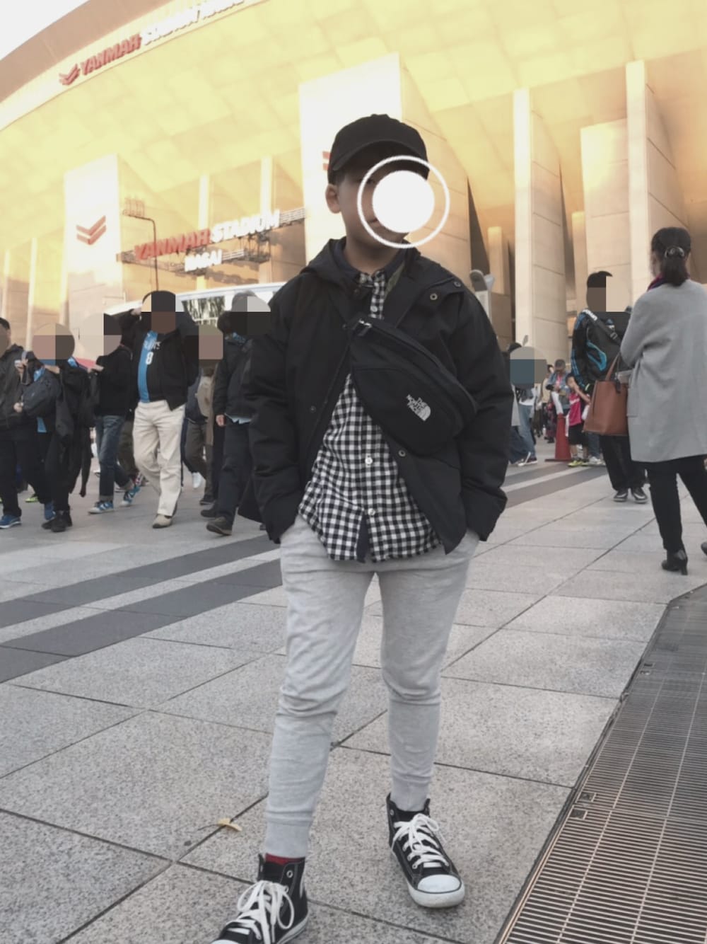 「シンプルおしゃれが好き、秋冬コーデ、キッズコーデ、スニーカー、カジュアルコーデ、converse、スウェットパンツ」｜「GLOBAL WORKの【キッズ】ライナーツキ３ＷＡＹマンパ/798006（マウンテンパーカー、ブラック系）」を使った、mini...yさん（キッズ・128cm）の秋コーディネートの1枚目の写真
