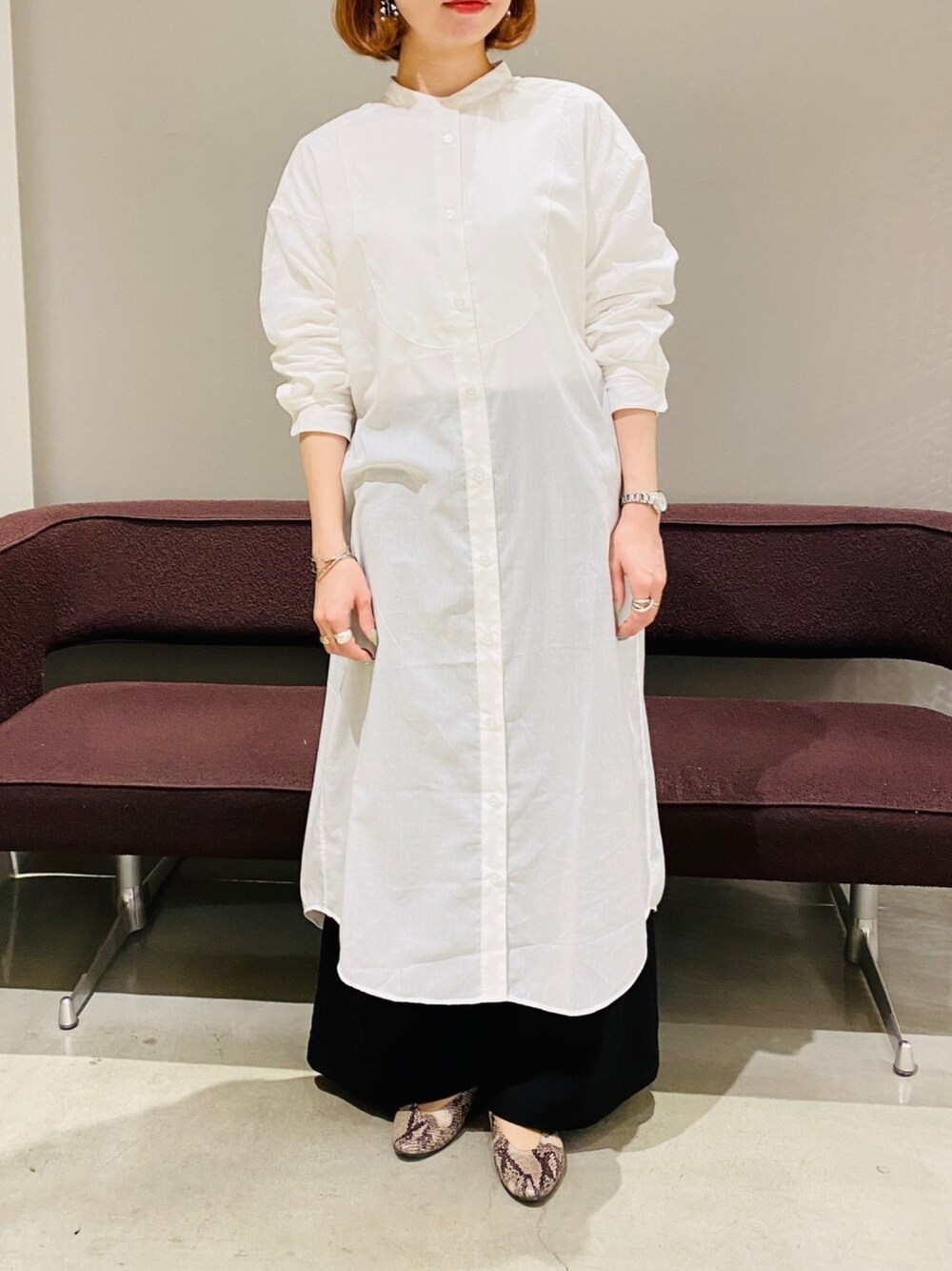 「春コーデ、大人カジュアル、シンプルコーデ、モノトーン、シャツワンピ、ワイドパンツ、フラットシューズ、パイソン柄、LEPSIM、JEANASiS」｜「LEPSIMのキュームコアロングシャツワンピース　861517（シャツワンピース、グリーン系）」を使った、AYAさん（レディース・158cm）の春コーディネートの1枚目の写真