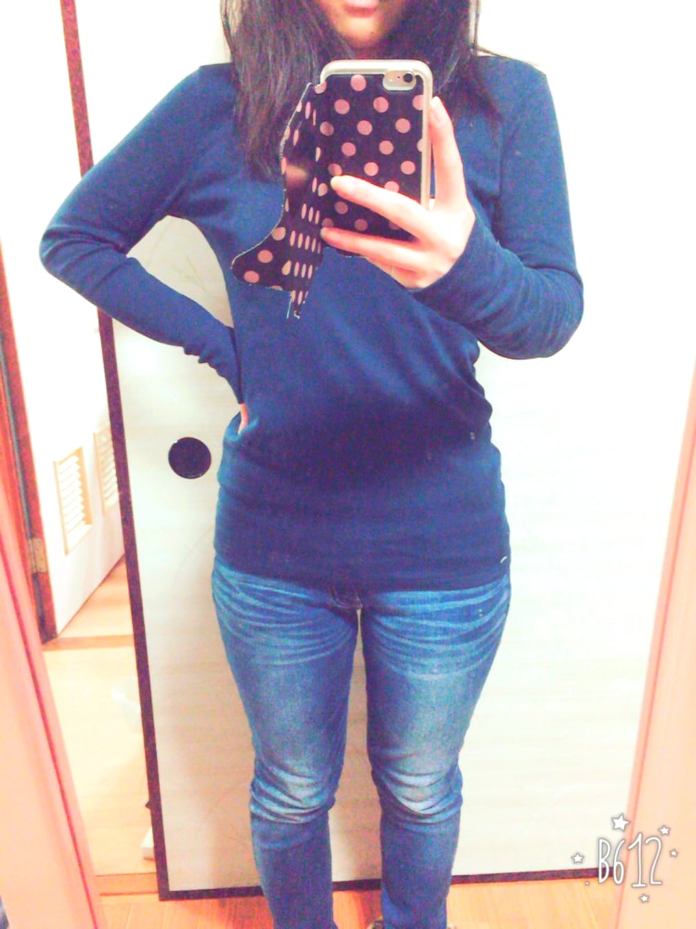 「denim、casual、Right-on、チェックシャツ、ほんとは着てた」｜「Right-onのアイテム（Tシャツ/カットソー、ブルー系）」を使った、ユキエさん（レディース・154cm）の春コーディネートの1枚目の写真