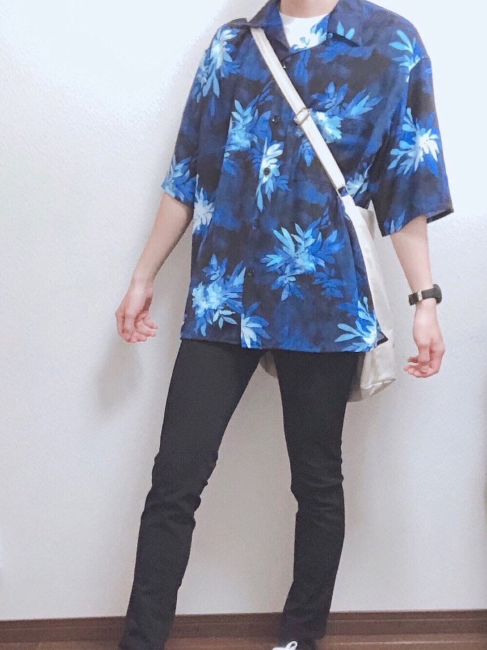 ブルー系のシャツ/ブラウス、ホワイト系のTシャツ/カットソー、ブラック系のパンツを着用したメンズの夏コーディネートの1枚目の写真
