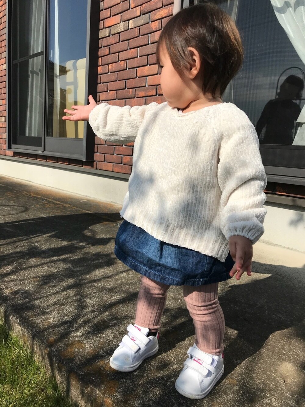 「一歳、ニット、キッズコーデ、キッズファッション、スタンスミス、お散歩、gap kids、ザラキッズ」｜「babyGAPのアイテム（サロペット/オーバーオール、ブルー系）」を使った、y___piiiさん（キッズ・80cm）の秋コーディネートの1枚目の写真