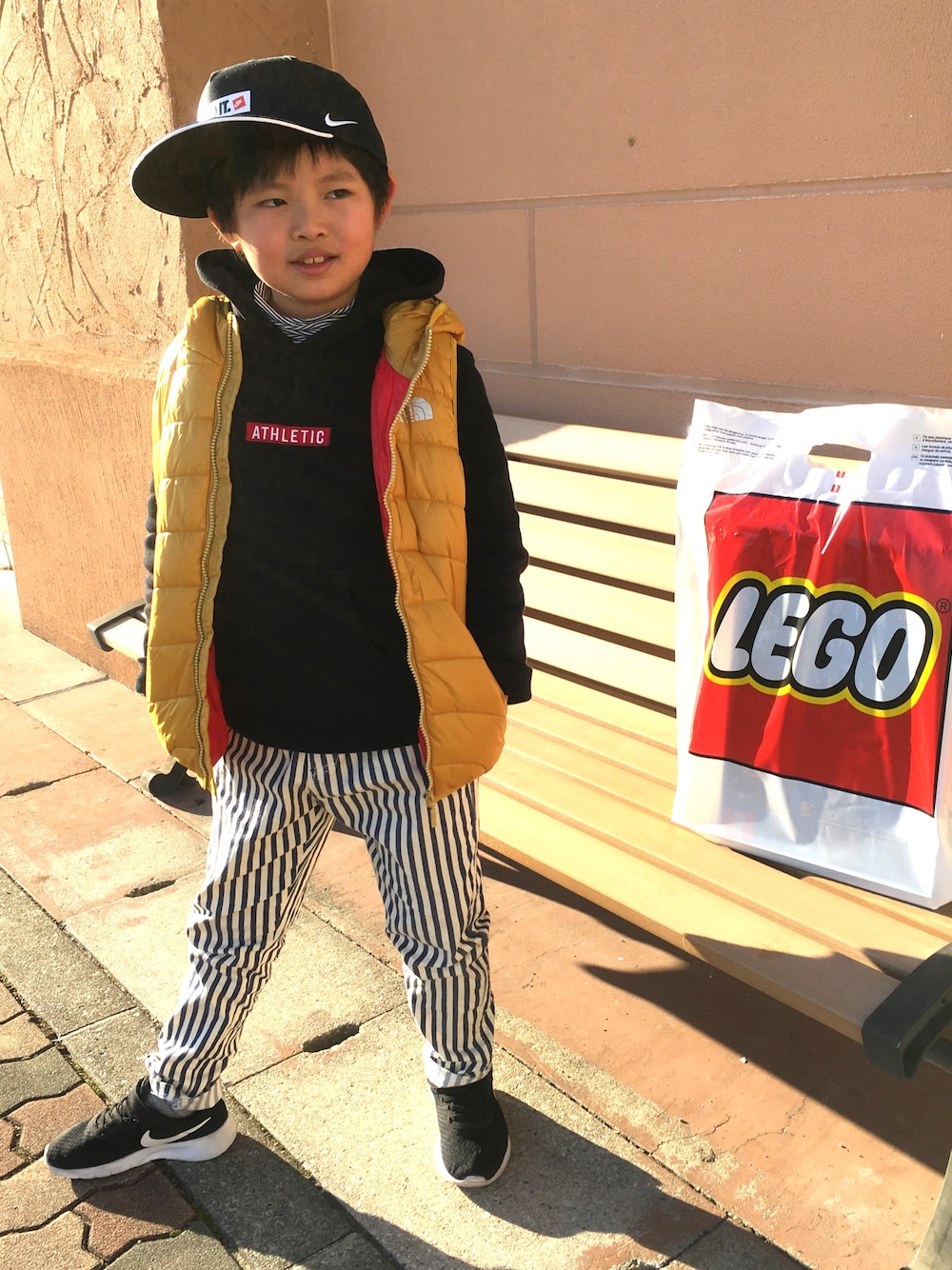 「お気に入りの服でデートに行こう、キッズ、シンプル」｜「THE NORTH FACEのアイテム（ダウンベスト、ゴールド系）」を使った、さらモンキーさん（キッズ・133cm）の冬コーディネートの1枚目の写真