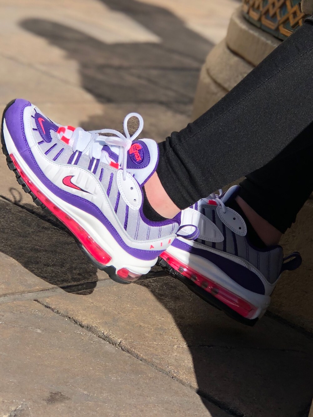 「AIRMAX98」｜「NIKEのNIKE ナイキ WMNS AIRMAX 98 ウィメンズエアマックス98 AH6799 110WHITE/RACER PINK-REFLECT SILVER-BLACK（スニーカー、パープル系）」を使った、あさん（レディース・157cm）の冬コーディネートの1枚目の写真