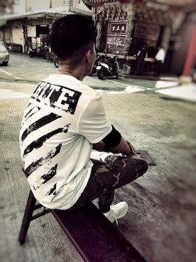 「off white（オフホワイト）のアイテム（Tシャツ/カットソー、ホワイト系）」を使った、山本さん（メンズ・170cm）の冬コーディネート