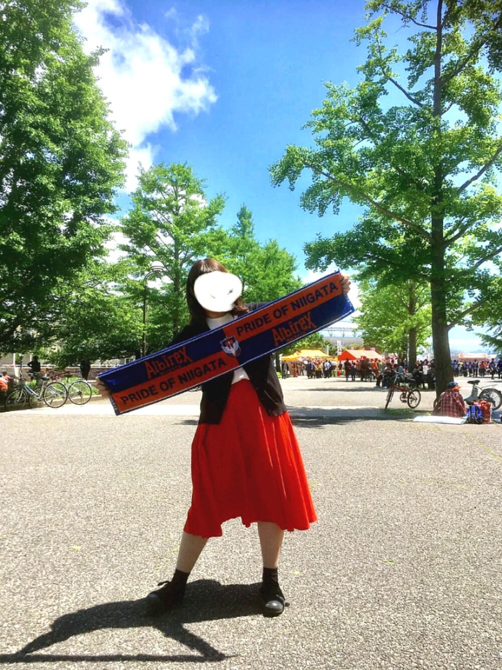 オレンジ系のスカート、ホワイト系のTシャツ/カットソーを着用したレディースの秋コーディネートの1枚目の写真