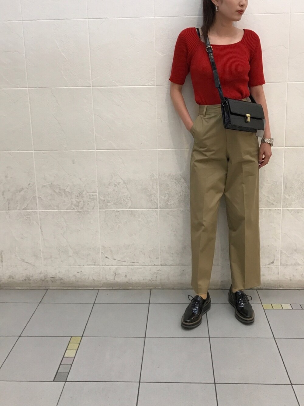 オレンジ系のニット/セーター、ベージュ系のその他パンツ、ブラック系のその他シューズを着用したレディースの秋コーディネートの1枚目の写真