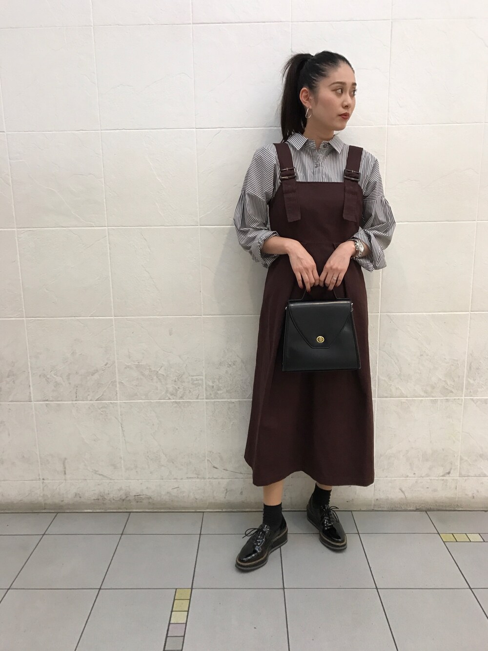 「UNRELISH、秋のコーデ、秋服、カジュアル、シンプルコーデ、ワンピース、ストライプ、大人カジュアル」｜「UNRELISHのチノパッチロングワンピース（ワンピース、ブラウン系）」を使った、UNRELISH　HEP FIVE店 STAFFさん（レディース・160cm）の秋コーディネートの1枚目の写真