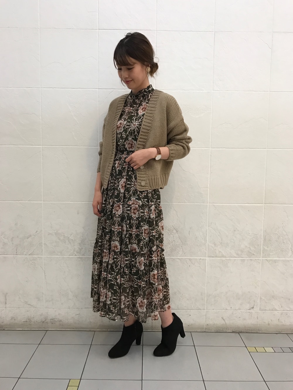 ベージュ系のカーディガン/ボレロ、グリーン系のワンピースを着用したレディースの秋コーディネートの1枚目の写真
