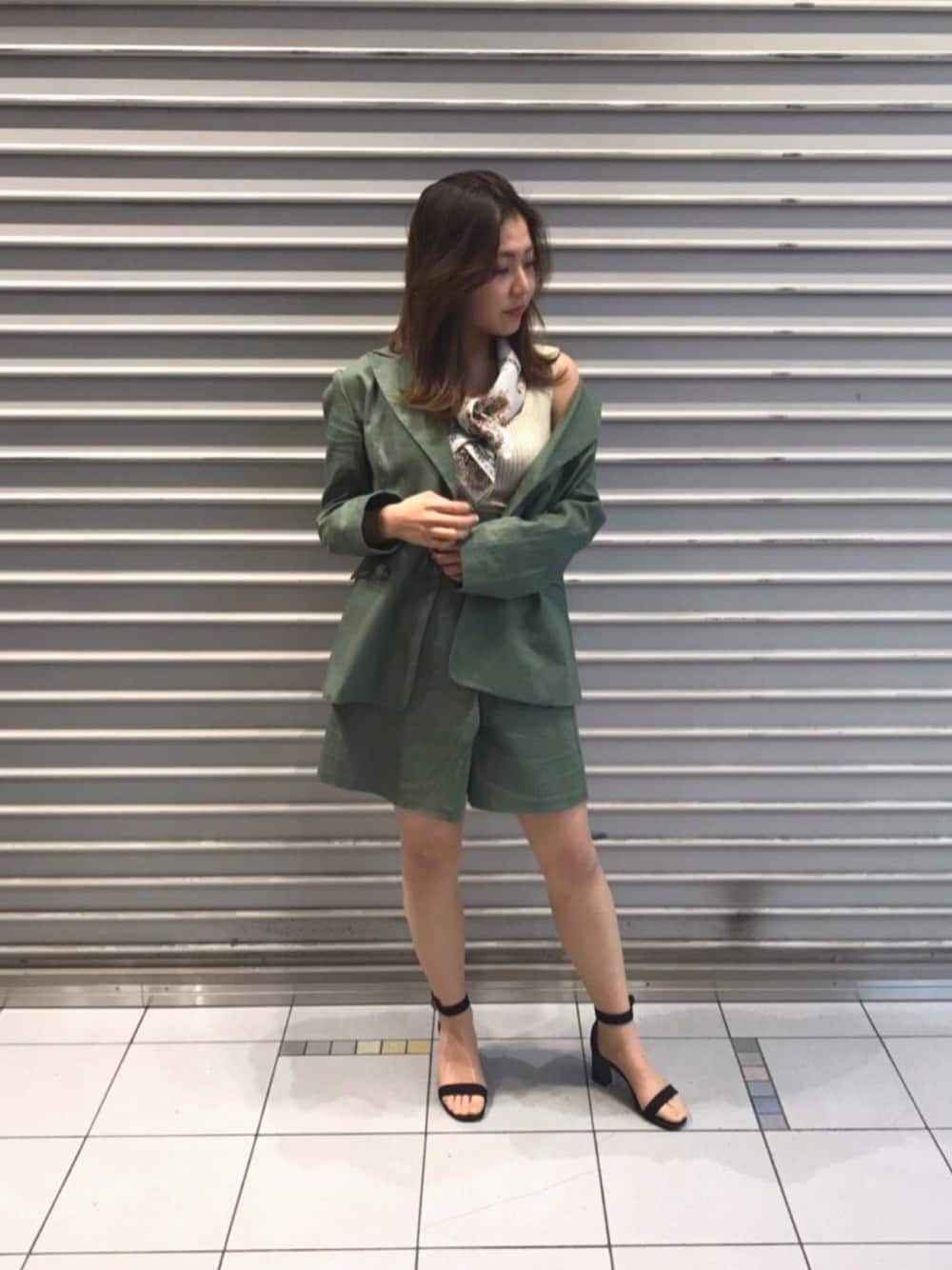 「リネンパンツ、リネンジャケット、ootd、UNRELISH、HEPFIVE、春服」｜「UNRELISHのリネンダブルジャケット（テーラードジャケット、グリーン系）」を使った、UNRELISH　HEP FIVE店 STAFFさん（レディース・160cm）の春コーディネートの1枚目の写真