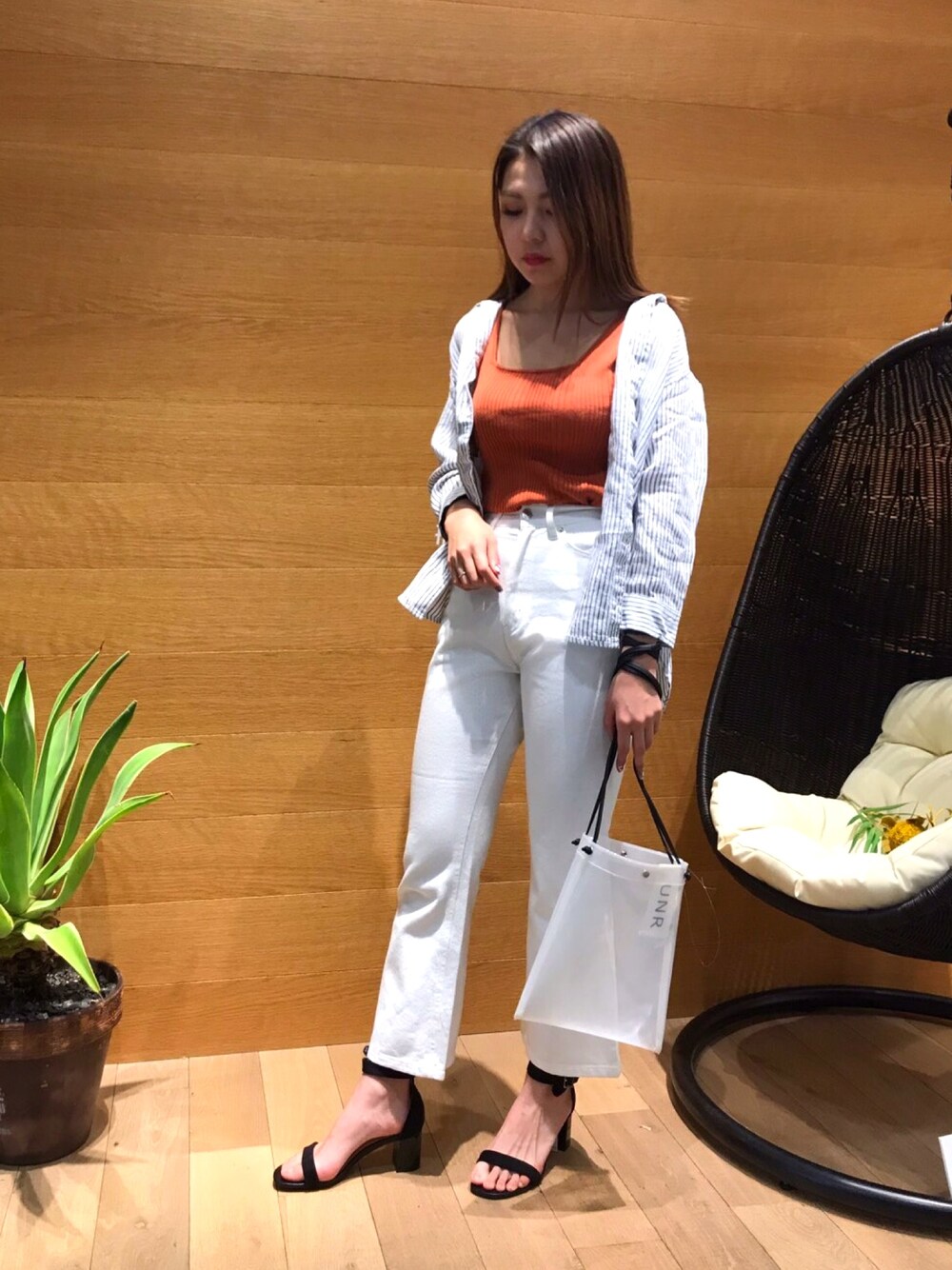 「UNRELISH、リネンシャツ、ootd、春服、2019ss」｜「UNRELISHのフレンチリネンシャツ（シャツ/ブラウス、ホワイト系）」を使った、UNRELISH　HEP FIVE店 STAFFさん（レディース・160cm）の春コーディネートの1枚目の写真