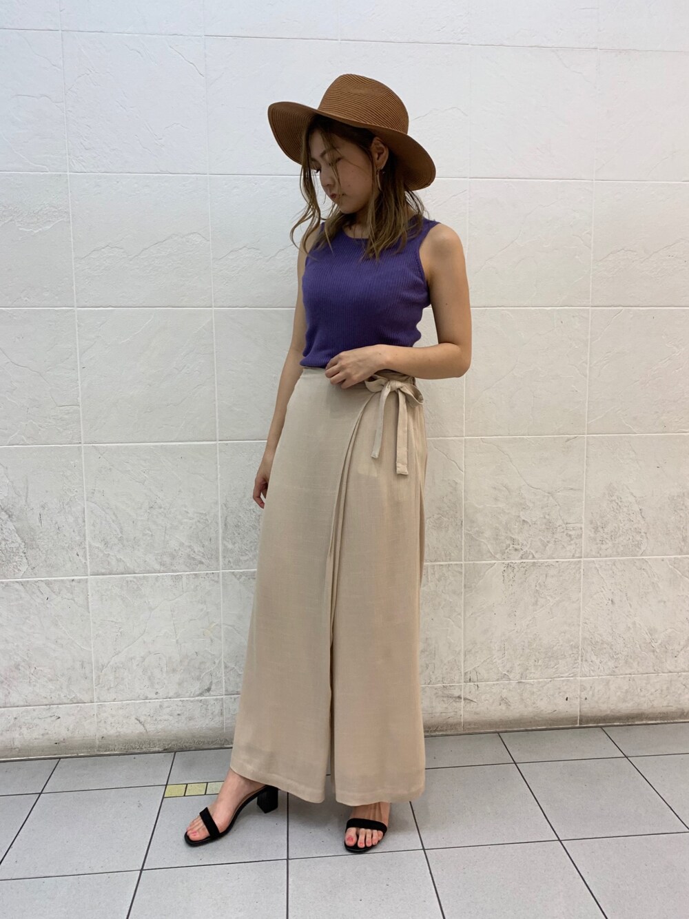 「夏コーデ、大人カジュアル、ゆるコーデ、カジュアル、リネン」｜「UNRELISHのヨウリュウカシュクールワイドパンツ（その他パンツ、ベージュ系）」を使った、UNRELISH　HEP FIVE店 STAFFさん（レディース・160cm）の夏コーディネートの1枚目の写真