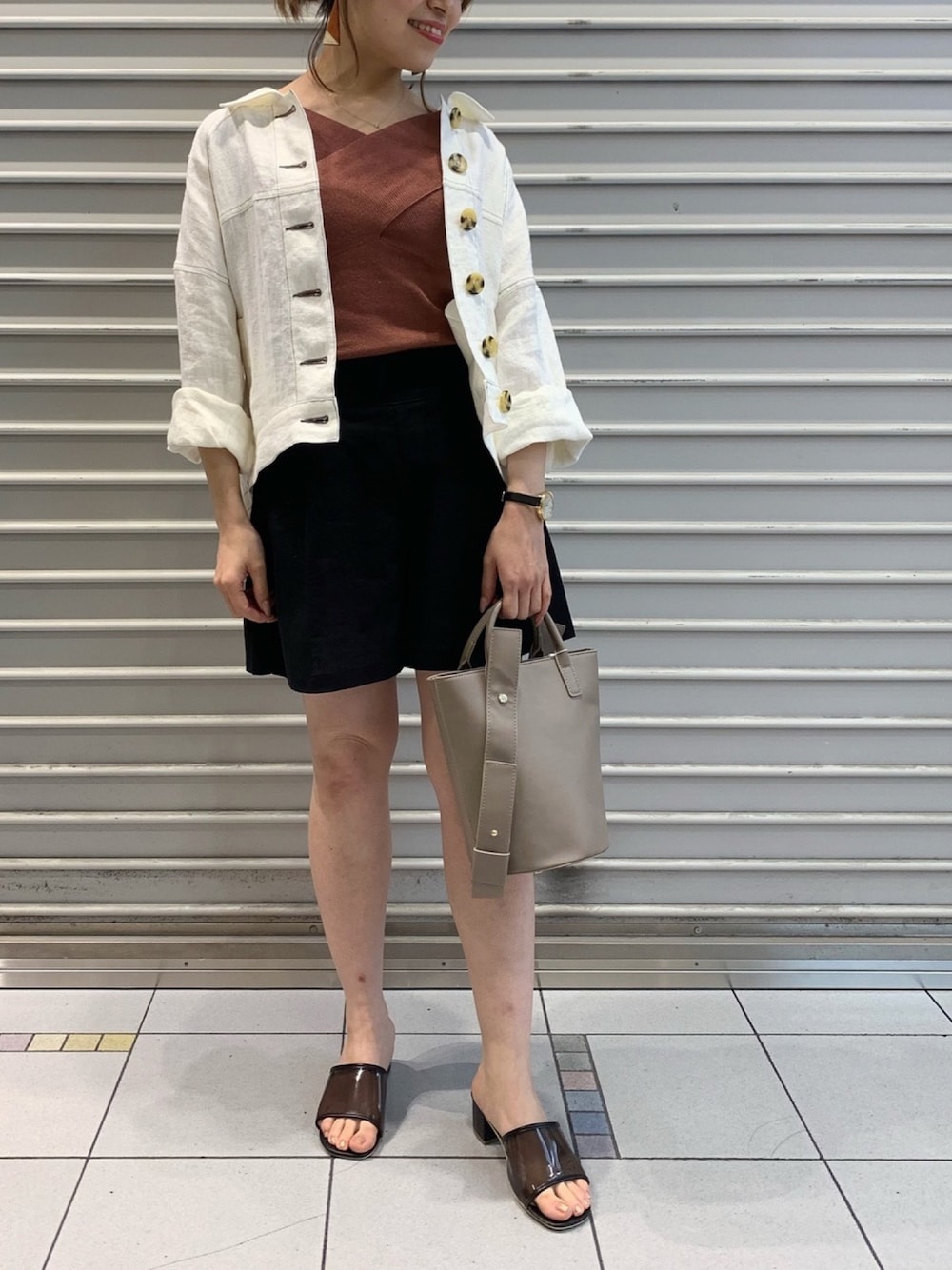 「UNRELISH、アンレリッシュ、夏コーデ、楽チンコーデ、サンダル、おしゃれさんと繋がりたい、パンツスタイル、ショートパンツ、リネンパンツ」｜「UNRELISHのステッチリネンシャツブルゾン（シャツ/ブラウス、ホワイト系）」を使った、UNRELISH　HEP FIVE店 STAFFさん（レディース・160cm）の夏コーディネートの1枚目の写真