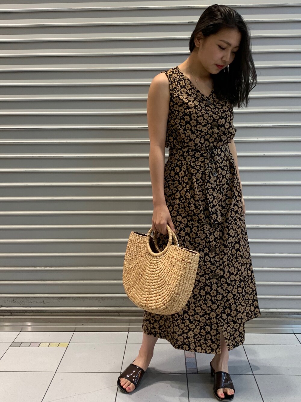 「夏コーデ、大人カジュアル、柄ワンピース、リラックススタイル、デートコーデ、オトナ女子」｜「UNRELISHの前釦ベルト付ワンピース（シャツワンピース、ブラック系）」を使った、UNRELISH　HEP FIVE店 STAFFさん（レディース・160cm）の夏コーディネートの1枚目の写真