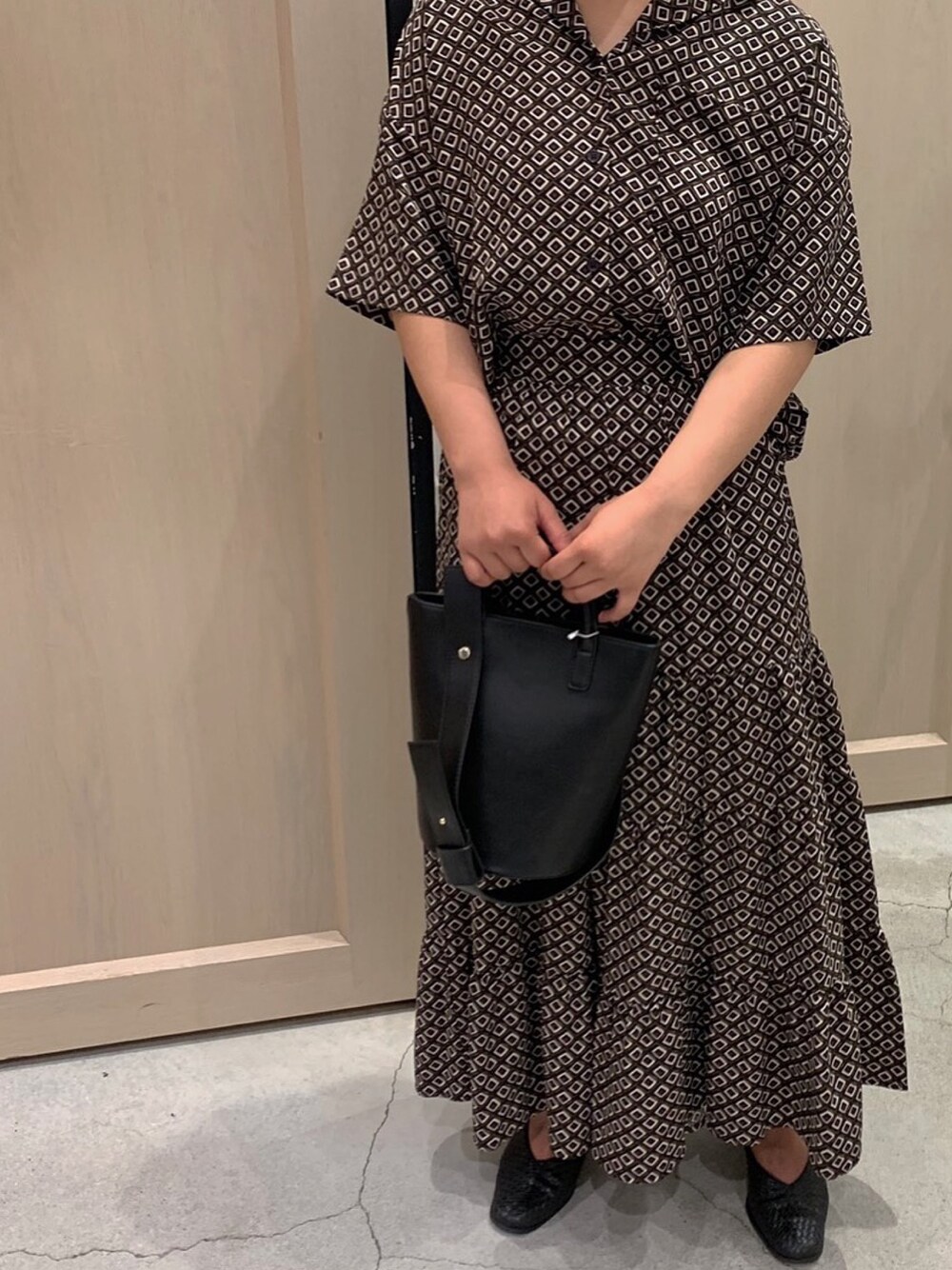 「UNRELISH、アンレリッシュ、ootd、カジュアルコーデ、レトロ柄、ワイドパンツ、半袖シャツ」｜「UNRELISHのレトロ柄半袖シャツ（シャツ/ブラウス、ブラック系）」を使った、UNRELISH　HEP FIVE店 STAFFさん（レディース・160cm）の夏コーディネートの1枚目の写真