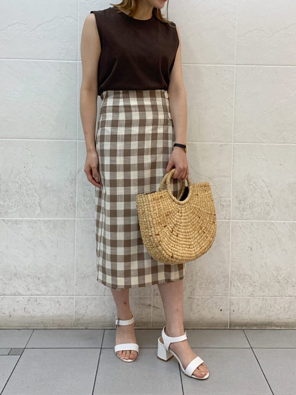 「UNRELISH、アンレリッシュ、チェック柄、おしゃれさんと繋がりたい、夏コーデ、ブラウン」｜「UNRELISHのカットノースリーブトップス（Tシャツ/カットソー、ブラウン系）」を使った、UNRELISH　HEP FIVE店 STAFFさん（レディース・160cm）の夏コーディネートの1枚目の写真