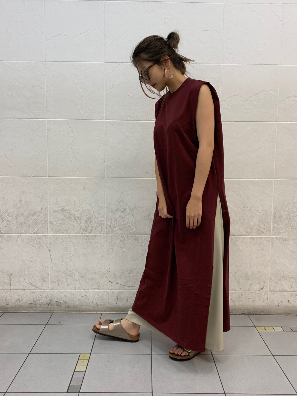 「オトナ女子、大人カジュアル、ゆるコーデ、カジュアル、リラックススタイル、ワイドパンツ、スリットワンピース」｜「UNRELISHのアイテム（ワンピース/ドレス、ベージュ系）」を使った、UNRELISH　HEP FIVE店 STAFFさん（レディース・160cm）の夏コーディネートの1枚目の写真