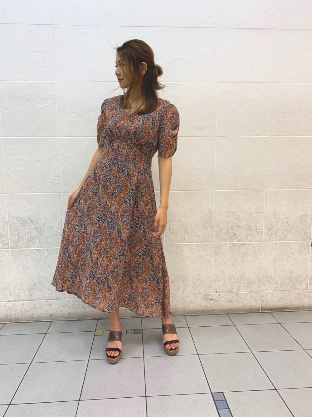 「ワンピース、夏、ラフ、低身長、リゾート、リラックススタイル、ペイズリー、柄ワンピース、ブイネック、透け感」｜「UNRELISHのアイテム（ワンピース、オレンジ系）」を使った、UNRELISH　HEP FIVE店 STAFFさん（レディース・154cm）の夏コーディネートの1枚目の写真