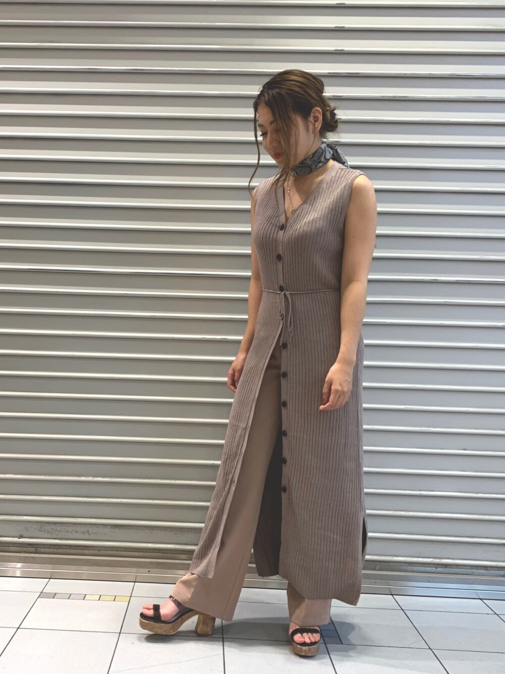 「カジュアル、オトナ女子、オトナカジュアル、きれいめカジュアル、キレイめコーデ」｜「UNRELISHのベルト付前開きニットワンピース（ワンピース、ブラウン系）」を使った、UNRELISH　HEP FIVE店 STAFFさん（レディース・160cm）の夏コーディネートの1枚目の写真