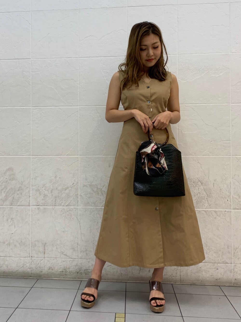 「ワンピース、後ろリボン、おしゃれさんと繋がりたい、デートスタイル（WOMEN）、オトナカジュアル、アンレリッシュ(UNRELISH)、ootd」｜「UNRELISHのチノタイトジャンパースカート（ジャンパースカート、ベージュ系）」を使った、UNRELISH　HEP FIVE店 STAFFさん（レディース・154cm）の夏コーディネートの1枚目の写真