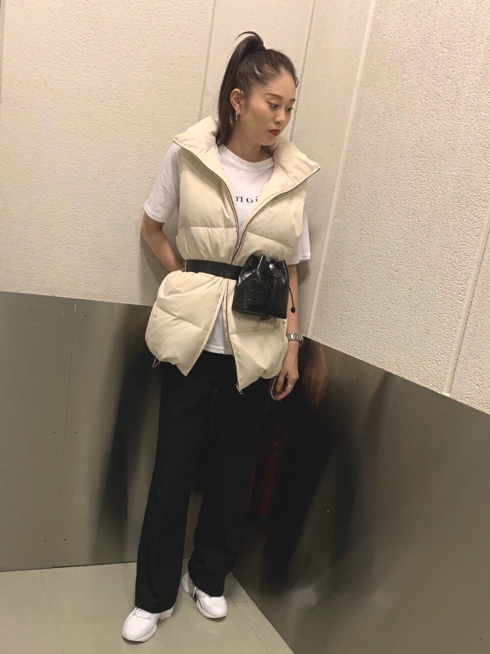 「カジュアル、ダウンベストスタイル、モノクロコーデ、ウエストバッグ、大人カジュアル、モノトーン、今日のコーデ、お洒落さんとつながりたい」｜「UNRELISHの2WAYダウンベスト（ダウンベスト、ホワイト系）」を使った、UNRELISH　HEP FIVE店 STAFFさん（レディース・160cm）の夏コーディネートの1枚目の写真