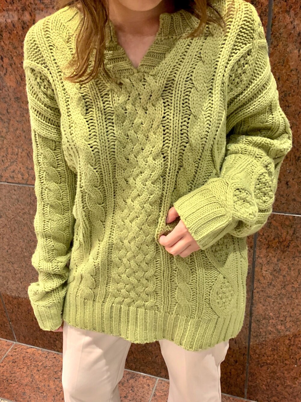 「ニット、ローゲージニット、グリーン、キーネック、アンレリッシュ」｜「UNRELISHのキーネックケーブルニット（ニット/セーター、グリーン系）」を使った、UNRELISH　HEP FIVE店 STAFFさん（レディース・160cm）の秋コーディネートの1枚目の写真
