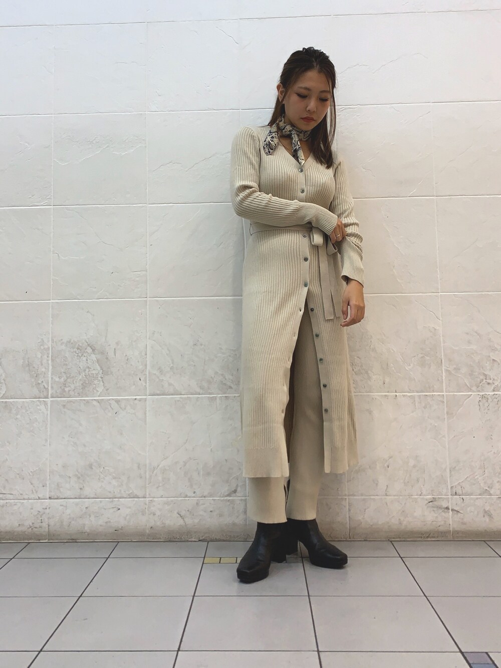 「セットアップ、アンレリッシュ、アイボリーニット、ニットワンピース、リブパンツ、カジュアルコーデ、シンプル」｜「UNRELISHのウォッシャブル前開きニットワンピ－ス（ワンピース、ホワイト系）」を使った、UNRELISH　HEP FIVE店 STAFFさん（レディース・154cm）の秋コーディネートの1枚目の写真
