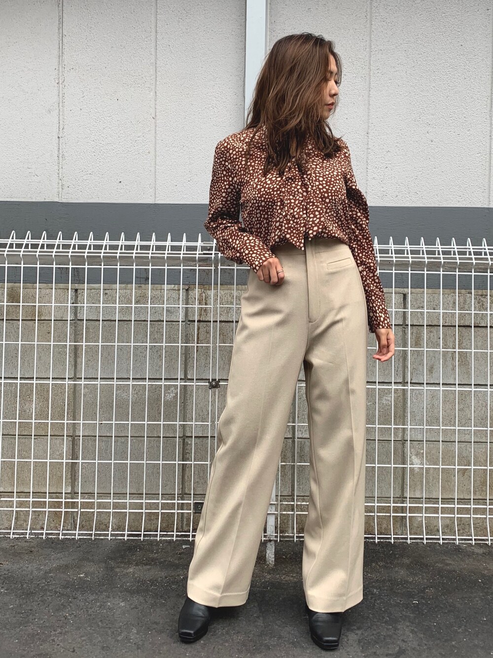 「アンレリッシュ、ブラウス×パンツ、パンツスタイル、オトナ女子、綺麗目、低身長コーデ、お洒落さんとつながりたい、ハイウエスト」｜「UNRELISHのウォッシャブルワイドパンツ（その他パンツ、ベージュ系）」を使った、UNRELISH　HEP FIVE店 STAFFさん（レディース・154cm）の秋コーディネートの1枚目の写真