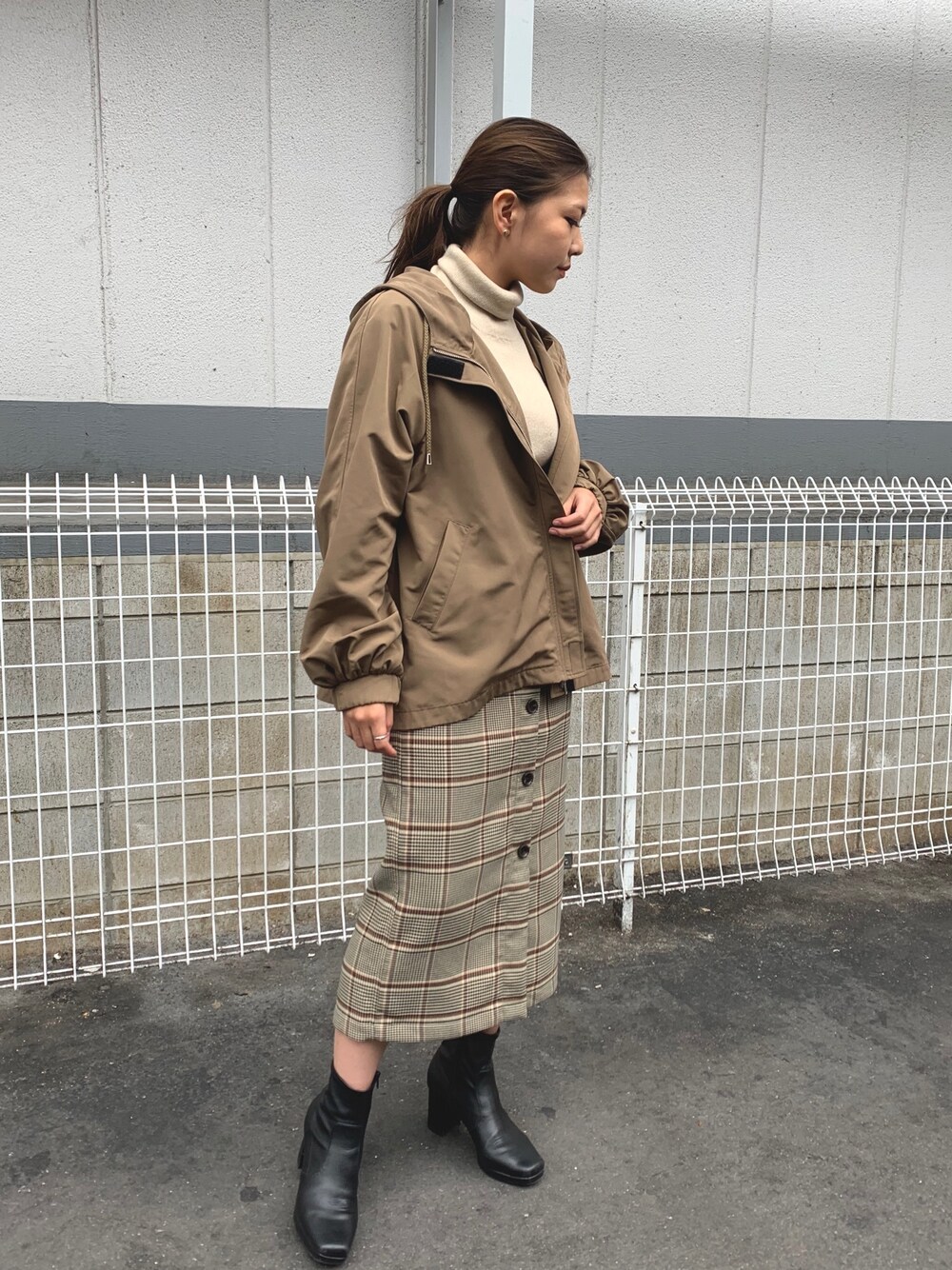 「秋冬コーデ、マウンテンパーカー、チェックスカート、リバーシブル、カジュアルコーデ、秋服、アンレリッシュ」｜「UNRELISHのパフスリーブマウンテンパーカー（ブルゾン、ブラウン系）」を使った、UNRELISH　HEP FIVE店 STAFFさん（レディース・160cm）の秋コーディネートの1枚目の写真