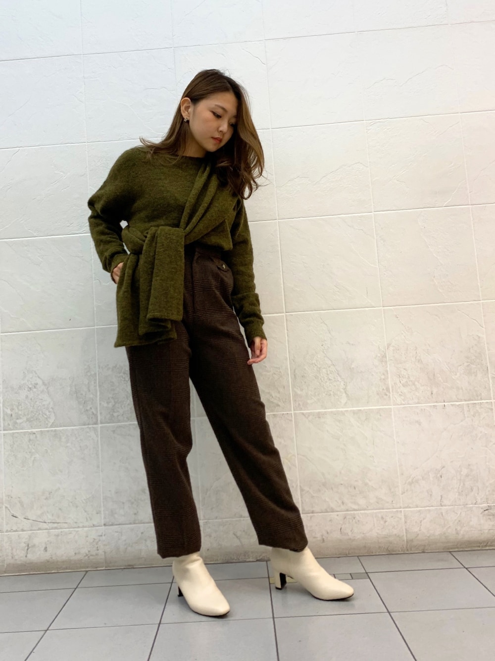 「アンレリッシュ、テーパードパンツ、チェック、ニットトップス、アルパカ、グリーン、冬コーデ、パンツスタイル、秋コーデ」｜「UNRELISHのウォッシャブルテーパードパンツ（その他パンツ、ブラウン系）」を使った、UNRELISH　HEP FIVE店 STAFFさん（レディース・154cm）の秋コーディネートの1枚目の写真