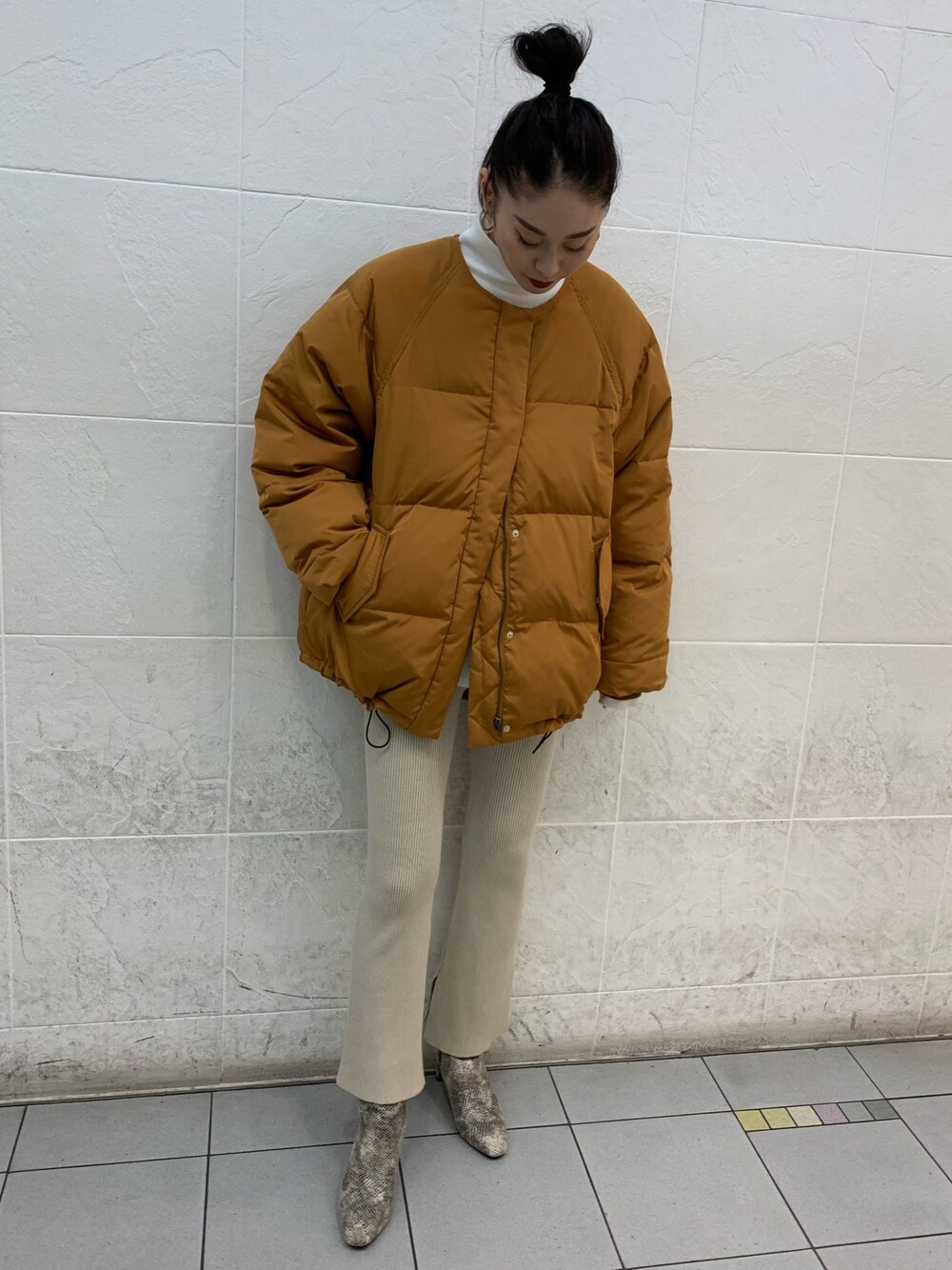 「UNRELISH、アンレリッシュ、ootd、ノーカラーダウン、ノーカラー、ダウン、アウター」｜「UNRELISHのマフラー付きノーカラーダウン（ダウンジャケット/コート、イエロー系）」を使った、UNRELISH　HEP FIVE店 STAFFさん（レディース・160cm）の秋コーディネートの1枚目の写真