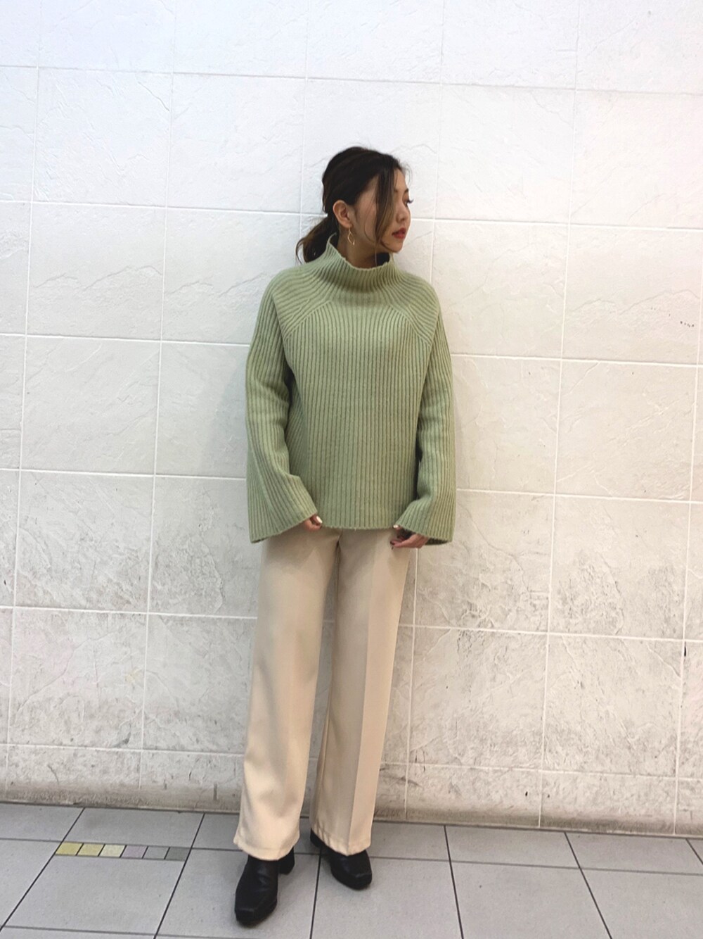 「シンプルコーデ、ハイネックニット、スラックス、ワイドパンツ、リブニット、袖フレア、センタープレス、アンレリッシュ」｜「UNRELISHのハイネックフレア袖リブニット（ニット/セーター、グリーン系）」を使った、UNRELISH　HEP FIVE店 STAFFさん（レディース・154cm）の冬コーディネートの1枚目の写真