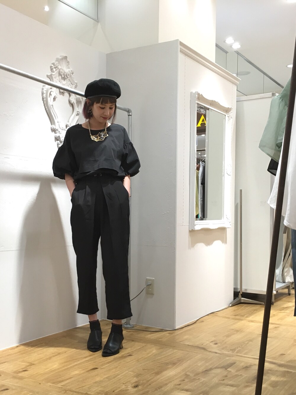 「OSMOSIS、ORIEコーデ、loaf 、パンツスタイル、ブラックコーデ、ボリューム袖、outfit、シャツスタイル、きれいめコーディネート、シンプル」｜「OSMOSISのバルーンスリーブブラウス（シャツ/ブラウス、ブラック系）」を使った、OSMOSIS大分 ORIEさん（レディース・169cm）の春コーディネートの1枚目の写真