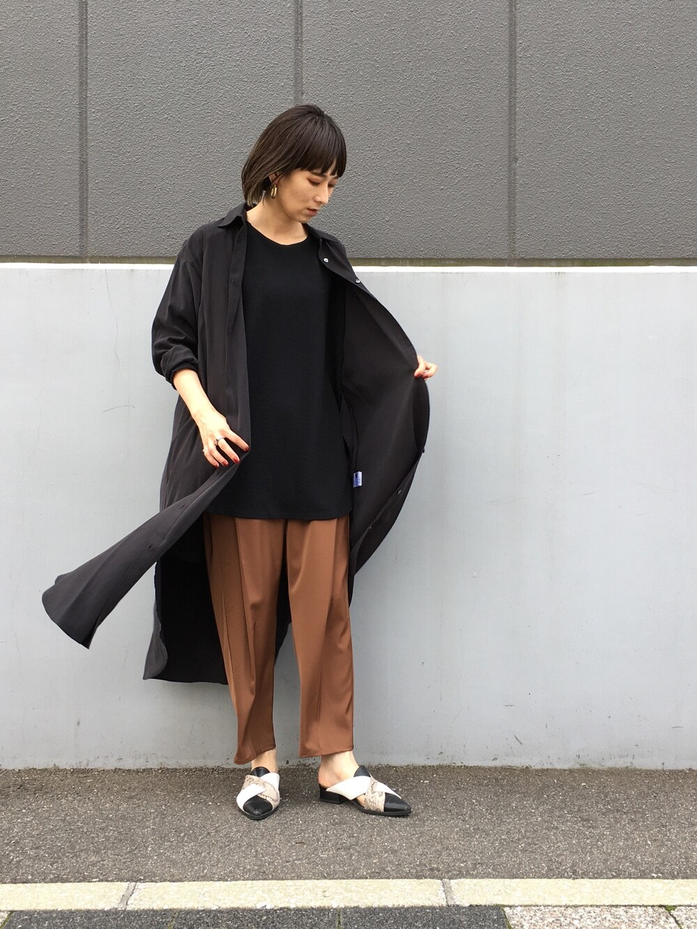 「大人カジュアル、大人女子、ラフ、シンプル、ママコーデ、ootd、OSMOSIS、ORIEコーデ、パンツスタイル」｜「OSMOSISのロングシャツワンピース（シャツワンピース、ブラック系）」を使った、OSMOSIS大分 ORIEさん（レディース・170cm）の秋コーディネートの1枚目の写真