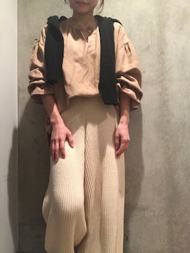 「KAMILI（カミリ）の[KAMILi / カミリ] RIB KNITTED RELAXED PANTS（その他パンツ、ホワイト系）」を使った、KAMILi tomoko ogawaさん（レディース・157cm）の春コーディネート
