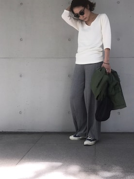「KAMILI（カミリ）の[KAMILi / カミリ] CALM KNIT U-NECK TOP（Tシャツ/カットソー、ホワイト系）」を使った、KAMILi tomoko ogawaさん（レディース・157cm）の夏コーディネート