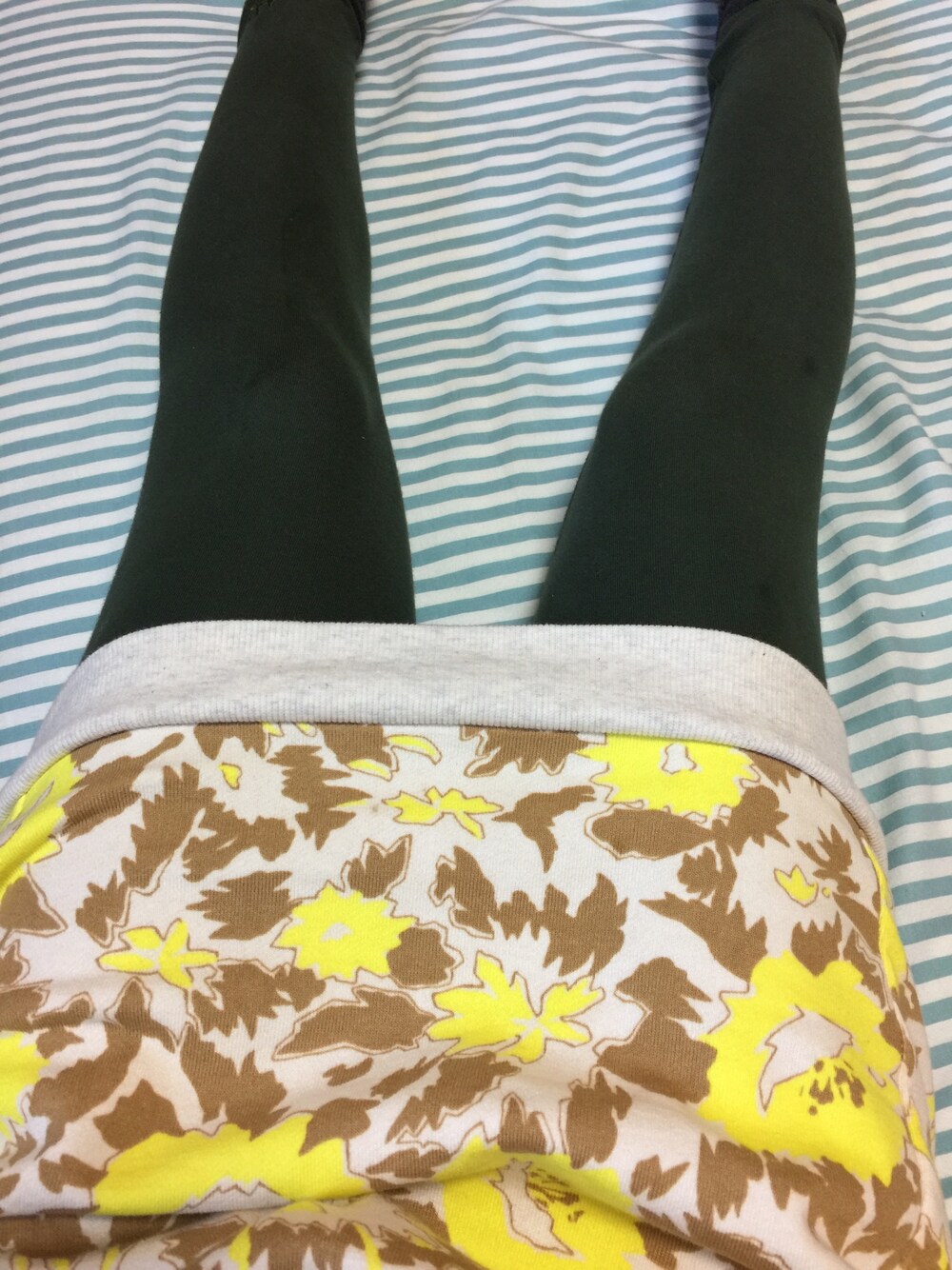 「誕生日、北国、ワンピース、スエットワンピース、厚着、ババア、ネイルしたい」｜「Ebonyivoryの総柄スウェット長袖ワンピース（ワンピース、イエロー系）」を使った、ちゃーまぁさん（レディース・162cm）の冬コーディネートの1枚目の写真