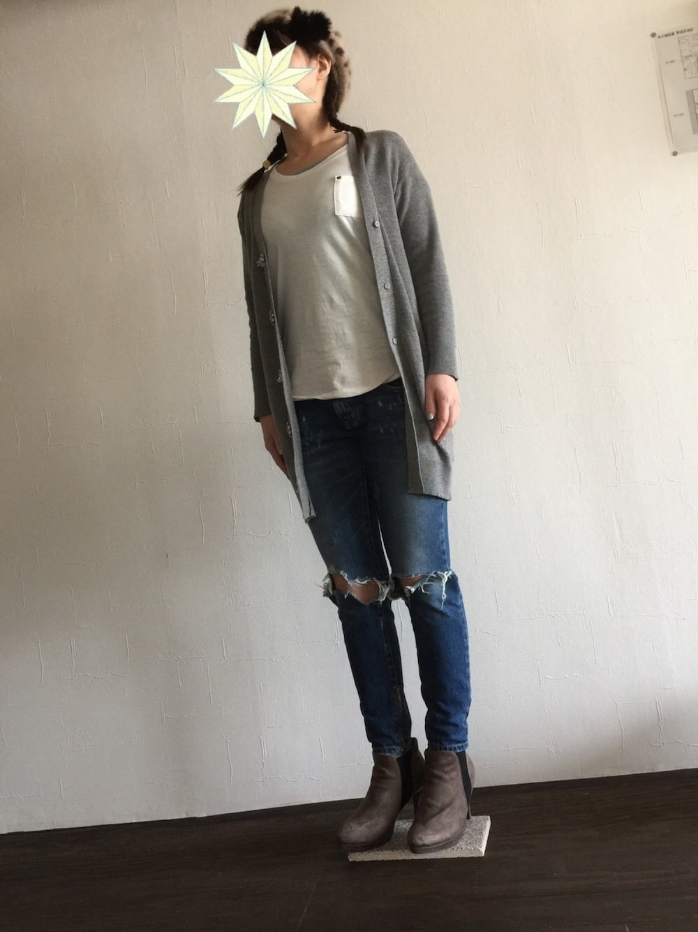「シンプルコーデ、Ungrid、EMODA、ロングカーディガン、ビジュー、ベレー帽、みつあみ、ダメージデニムパンツ」｜「EMODAのＴＡＰＥＲＥＤ ０３（デニムパンツ、ブルー系）」を使った、ちゃーまぁさん（レディース・162cm）の春コーディネートの1枚目の写真