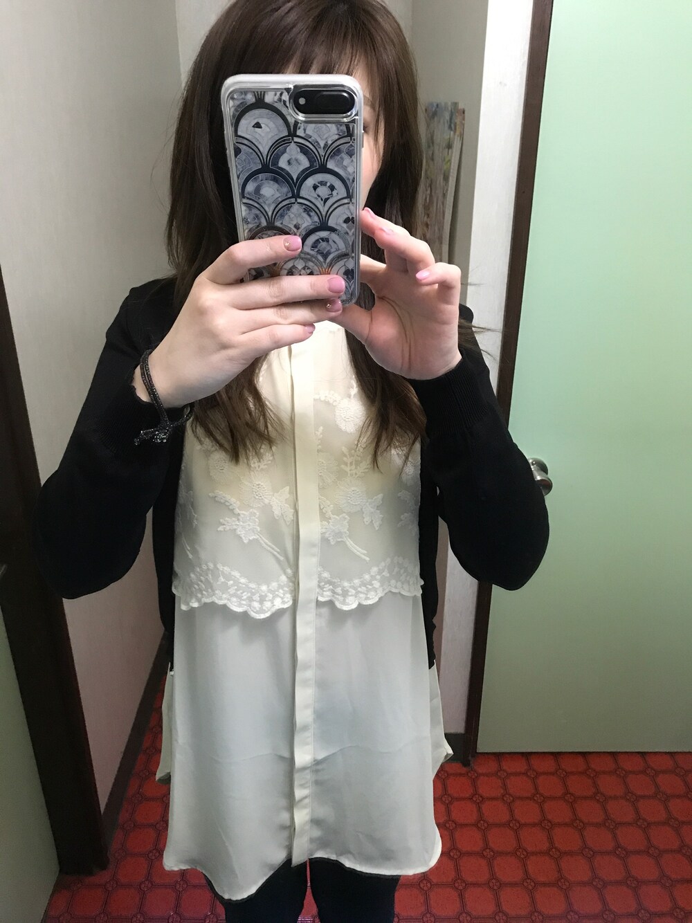 「アラフォー、ノースリーブブラウス、カーディガン、ジーンズ、デニム、dholic、FOREVER 21、レーストップス」｜「FOREVER 21のアイテム（シャツ/ブラウス、ベージュ系）」を使った、ちゃーまぁさん（レディース・162cm）の夏コーディネートの1枚目の写真