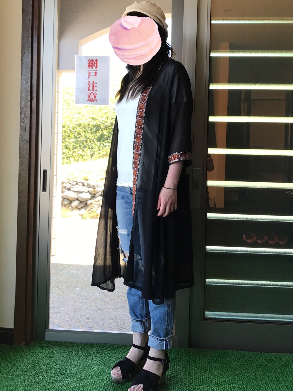 「ガウン、アラフォー、クラッシュデニム、Ungrid、rodeo crowns、サンダル、わき汗、ベレー帽」｜「UngridのBASIC　Tee（Tシャツ/カットソー、ホワイト系）」を使った、ちゃーまぁさん（レディース・162cm）の夏コーディネートの1枚目の写真
