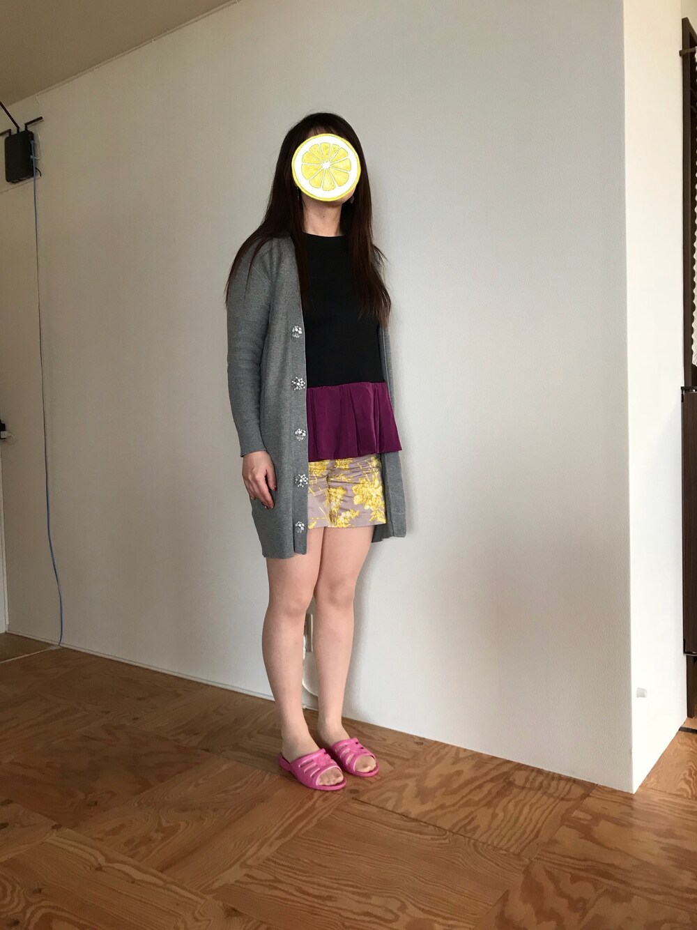 「アラフォー、ビジューカーディガン、ショートパンツ、太ももどうにかならんかな、胸カバー」｜「Danny&Anneのノースリーブトップス（タンクトップ、ブラック系）」を使った、ちゃーまぁさん（レディース・162cm）の秋コーディネートの1枚目の写真